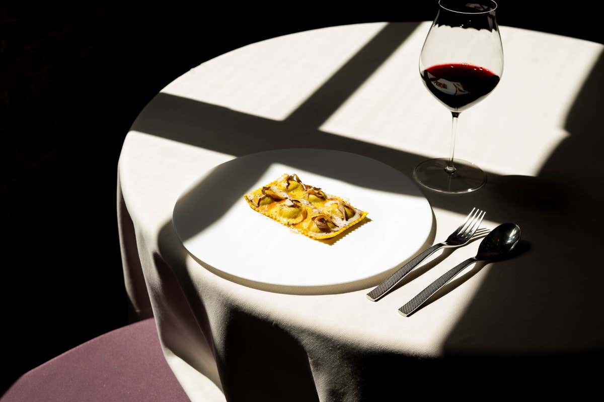 Raviolo di radicchio, mosto d'uva, chinotto e noce brasiliana